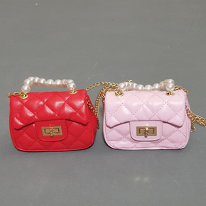 Túi đeo chéo da mềm xịn xò có khóa siêu dễ thương cho bé gái. kích cỡ túi size 13 ( 13*10*5cm) </Br>
Chất liệu da mềm xịn xò, quai xách hạt, dây xích đeo dài </Br>
hàng quảng châu đẹp, siêu dễ thương cho bé gái diện đầm đi chơi