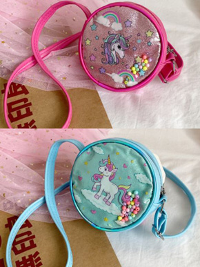 Túi đeo chéo hình tròn hoạt hình ngựa pony unicorn dễ thương cho bé gái. kích thước 13*13*7cm, hình tròn nhỏ xinh cho bé gái 2-7 tuổi, chất liệu simili mềm, dây đeo chéo simili, mặt trước nhựa trong in hình chú ngựa pony unicorn mà các bé yêu thích, </Br>
* Một phụ kiện túi xách dễ thương cho bé diện cùng đầm đi chơi </Br>
* Một món quà nhỏ xinh cho bé dịp sinh nhật,  quốc tế thiếu nhi, giáng sinh, lễ tết.. 