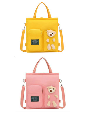 Túi đeo chéo kiêm balo gấu xinh cho bé trai và gái học thêm học anh Văn. kích cỡ 33*29*9cm , vừa tập A4 thoải mái</Br>
chất liêu  vải carvas mềm, kèm phụ kiện và gấu cho bé gái và trai </Br>
Túi có quai xách và dây đeo, thích hợp cho bé tiểu học và phổ thông đi học anh văn, học thêm.. </Br