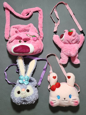 Túi xách bông mềm mại gấu dâu, thỏ cute thỏ tím cho mẹ và bé gái tuổi teen đi chơi. Chất liệu nhung bông mềm mại, kiểu dáng họa tiết dễ thương cho mẹ và bé gái tuổi teen , một phụ kiện đáng yêu không thể thiếu trong tủ đồ </Br>
* túi gấu dâu lớn size 26, có quai xách và dây đeo lót bộng, giá 120k </Br>
* Túi gấu dâu nằm, thỏ tím và thỏ hồng, size 18,20,22 gia 110k