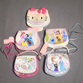 Túi đeo chéo hoạt hình kitty elsa công chúa cho bé gái diện đầm. chất liệu simili bóng mềm mại, lấp lánh kim sa , có quai xách hạt bẹt và dây đeo chéo sang chản , dễ thương cho bé gái </Br>
Kích cỡ trung 19*14*9 phù hơp cho các bé gái 2-10 tuổi, diện đầm di chơi </Br>
Nhiều họa tiết hoạt hinh kitty elsa công chúa mà các bé yêu thich </Br>
Món quà đáng yêu của bé dịp sinh nhật lễ hội, trung thu, giáng sinh, tết ....
