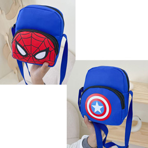 Túi đeo chéo họa tiết người nhện spiderman và captain america cho bé trai. Chất liệu simili mềm mại,  túi đeo chéo 2 ngăn cho bé trai nhỏ từ 2-12 tuổi </Br>
Kích thước túi 17*5*4cm bé có thể đựng sữa, bánh kẹo, hoặc bình nước nhỏ,,,, hay đựng lì xì tết </br>
Túi cho bé trai có quai đeo chéo  dễ sử dụng, họa tiết người nhện spiderman và captain america mà bé yêu thích </bR>