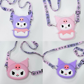 Túi đeo chéo họa tiết kuromi  tím hồng dể thương cho bé kết hợp đầm đi chơi. chất liệu nhựa cao su dẻo, mềm mại, dây simili đeo chéo in họa tiết kuromi </br>
Túi có 2 form, thích hợp cho bé 1-8 tuổi:  </br>
form dài kích thước 15.5*12,5cm </br> 
form ngắn kích thích 12*12cm </br>
2 màu hồng tím ngọt ngào cho bé kết hợp cùng đầm di chơi </br>
Món quà đáng yêu cho bé dịp sinh nhật, thôi nôi, phần thưởng, lễ hội
