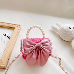 Túi xách tay và đeo chéo size mini họa tiết  nơ hồng xinh xắn cho bé gái diện đầm đi chơi tết. túi size mini 15*10*5cm. cho bé 2-10 tuổi </Br>
Có quai xách hạt bẹt trắng sang chảnh và dây xích đeo chéo cho bé gái , chất liệu simili đứng form túi hộp</BR>
Họa tiết nơ hồng dễ thương cho con gái kết hợp với đầm đi chơi tết
