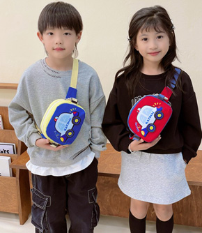 Túi đeo chéo đeo thắt lưng họa tiết  xe cứu thương thể thao cho bé trai  bé gái chơi tết. Chất liệu simili mềm mại,  túi đeo chéo ( trước và sau lưng) hoặc đeo thắt lưng , 2 ngăn cho bé trai từ 3-12  tuổi  có thể sử dụng</Br>
Kích thước túi  17*13*6 cm  đựng điện thoại, bánh kẹo, ,,,, hay đựng tiền xì tết </br>
Túi đeo dễ sử dụng, có dây điều chỉnh,họa tiết xe thể thao, màu xanh và đỏ cho cả bé trai và gái </bR>