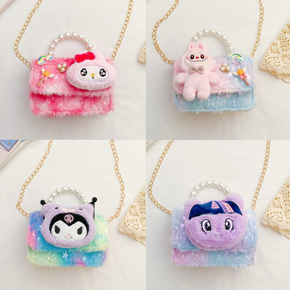 Túi xách tay và đeo chéo gấu bông abubu kuromi melody pony túi hộp cho bé gái. túi size mini 15*11*5cm. cho bé 2-10 tuổi </Br>
Có quai xách hạt bẹt trắng sang chảnh và dây xích đeo chéo cho bé gái , chất liệu simili phủ bông mềm,  đứng form túi hộp</BR>
Họa tiết labuby, melody, pon, kumori... dễ thương cho con gái kết hợp với đầm đi chơi tết
