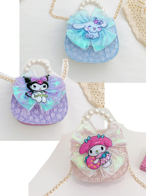 Túi xách tay và đeo chéo gấu kuromi melody cinamoroll nơ lớn chớp đèn sáng cho bé gái. túi size mini 15*11*5cm. cho bé 2-10 tuổi </Br>
Có quai xách hạt bẹt trắng sang chảnh và dây xích đeo chéo cho bé gái , chất liệu simili ánh kim lấp lánh,  đứng form túi hộp bo tròn xinh xắn</BR>
Họa tiết  melody,  kumori. phối nơ lớn.. dễ thương cho con gái kết hợp với đầm đi chơi tết
