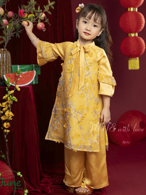 Áo dài trúc mai hoa mai vàng cho năm mới rực rỡ may mắn hạnh phúc. size 2-10t, tương ứng bé 10-34kg, </Br>
* Chất liệu tơ hoa mai 3d nổi, hàng may 2 lớp xịn xò, quần và tay  phối lụa satin mềm mại, thướt tha, </Br>
* thiết kế dựa trên nét đẹp áo dài truyền thống việt Nam, , cách tân tay loe cùng cổ áo với chiếc nơ xinh xắn, đáng yêu vô cùng </Br>
Bảng size tham khảo </Br>
2: ngang ngực 28 dài áo 55cm, tương ứng bé 10-13kg, cao 85-92cm </Br>
3: ngang ngực 30 dài áo 55cm, tương ứng bé 13-15kg, cao 92-96cm </Br>
4: ngang ngực 32 dài áo 59cm, tương ứng bé  15-17kg, cao 97-106cm </Br>
5: ngang ngực 33 dài áo 64cm, tương ứng bé  17-19kg, cao 105-112cm </Br>
6: ngang ngực 34 dài áo 69cm, tương ứng bé 19-21kg, cao 110-120cm </Br>
7: ngang ngực 35 dàiáo 73m, tương ứng bé 22-25kg, cao 120-125cm </Br>
8: ngang ngực 36 dài áo 75cm, tương ứng bé 25-28kg, cao 125-130cm </Br>
9: ngang ngực 37. dài áo 80cm, tương ứng bé 27-30kg, cao 128-132cm </Br>
10: ngang ngực 38 dài áo 82cm, tương ứng bé 30-35kg, cao 130-140cm </Br>
gia 260-270k
