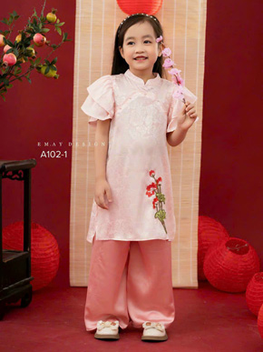 Áo dài gấm mềm mại mát mẻ thêu hoa sen ngọt ngào dịu dàng cho bé gái.  Áo dài hoa sen vải mềm mại. </Br>
Tôn vinh nét đẹp Việt Nam với hình thêu hoa sen truyền thống của dân tộc phối kết cùng cổ đính ngọc trai hanmade khâu tay tỉ mỉ</Br>

Thiết kế áo dài rực rỡ với phiên bản màu hồng ngọt ngào hứa hẹn sẽ là hình ảnh đẹp cho một mùa đoàn viên ấm áp, góp phần làm điểm nhấn trong dịp lễ hội, sinh nhật, giáng sinh , tết </Br>

 Sz 1 -10 tuổi từ 10 đến 36kg. Gia 250k-260k</Br>
bảng size tham khảo </Br>
1; 10-12kg </Br>
2: 12-14kg</Br>
3: 13-15kg </Br>
4: 15-17kg </Br>
5: 17-19kg </Br>
6: 19-21kg </Br>
7: 21-23kg </Br>
8: 24-27kg </Br>
9: 27-30kg </Br>
10: 30-34kg
