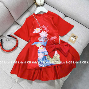 Áo dài hoa sen đỏ truyền thống kèm cài đầu ngọc trai và dây đeo nơ điệu đà cho bé gái. size 1-10 tương ứng bé 10-30kg </BR>
Set áo dài sen đỏ gồm 4 món, 
   - 1 áo dài đỏ vải phi lụa in hoa sen </Br>
   - 1 chây váy lưng thun xòe </BR>
   - 1 cài tóc ( bờm) ngọc trai </BR>
   - 1 dây đeo nơ đỏ to cho bé gái </BR>
Set Áo dài hoa sen đỏ truyền thống kèm cài đầu ngọc trai và dây đeo nơ điệu đà cho bé gái trong cách dịp lễ tết, giáng sinh, sinh nhật.., </BR>
bảng size tham khảo </BR>
1: 10-12kg </BR>
2: 12-14kg </BR>
3: 14-15kg </BR>
4: 15-17kg </BR>
5: 17-19kg </BR>
6: 19-21kg </BR>
7: 21-23kg </BR>
8: 23-25kg </BR>
9: 25-28kg </BR>
10: 28-31kg 