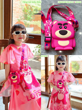 Bộ áo dài tơ mềm mại họa tiết gấu dâu kèm túi cho bé gái đi chơi di noel tết. size 1-10t,bé gái 10-36kg, chất liệu voan tơ mềm mịn, bay bay, hình in gấu dâu losto 2 mặt cưng xỉu, cổ cách điệu, kiểu đầm giả áo dài phá cách, xinh xắn và đáng yêu cho bé gái  dự tiệc sinh nhật lệ hội, giáng sinh tết</BR>
Bảng size tham khảo </Br>
1-2: 10-12kg </Br>
18-14: 12-14kg </Br>
2-3: 14-15kg </BR>
3-4: 15-17kg </Br>
4-5: 17-19kg </Br>
6: 19-22kg </Br>
7: 22-25kg </Br>
8: 25-28kg </Br>
9: 29-32kg </Br>
10: 33-36kg </Br>
gia 250-260k
