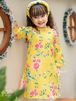 Bộ áo dài gấm hoa vàng cao cấp kèm quần xếp ly và mấn cho bé gái diện noel tết. size 1 đến 10 cho bé gái 10-35kg </br>
Chất liệu gấm vân mềm mại, không quá dày cũng như quá mỏng, phù hợp cả 3 miền. họa tiết hoa hồng leo vừa truyền thống vừa hiện đại cho bé gái </br>
Quần vải xếp ly vừa mềm đẹp vừa sang chảnh, kết hợp cùng mấn vải cùng màu
hàng công ty cao cấp, June đẹp từ chất vải đến dường may,</Br>
Màu vàng cho năm mới nhiều may mắn và niềm vui và rực rỡ</br>
Bộ gồm áo, quan và mấn
bảng size tham khảo </br>
1: 10-12kg </Br>
2: 12-14kg </br>
3: 14-16kg </br>
4: 15-17kg </br>
5: 17-19kg </br>
6: 19-21kg </br>
7: 21-24kg  </br>
8: 24-27kg </br>
9: 27-30kg </br>
10: 30-35kg </br>
gia 260-285k