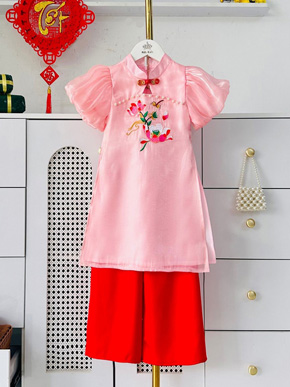 Áo dài tơ arganza thêu hoa sen  vừa truyền thống vừa hiện đại cho bé gái diện tết. size 2-14 cho bé gái 12-46kg </br>
Với chất liệu tơ organza thêu hoa sen cao cấp, lót lụa mềm mại, phía trong nách may đúp lộn, cổ viền bọc tỉ mỉ, thiết kế cổ tàu truyền , nhưng vẫn hiện đại, áo thiết kế rã cúp ngực, đính cườm cao cấp,, tay phồng xinh như nàng thơ của mẹ, </br>
quần chất lụa satin ống rộng mềm nhẹ, dịu dàng thướt tha </br>
hàng hieu miki 100% như hình </br>
Bảng size tham khảo </br>
2: 11-13kg </br>
3: 13-14kg </br>
4: 14-16kg </br>
5: 16-17kg </br>
6: 17-19kg </br>
7: 19-21kg </br>
8: 21-24kg </br>
9: 24-27kg </br>
10: 27-30kg </br>
11: 30-33kg </br>
12; 33-37kg </br>
13: 37-40kg </br>
14: 41-46kg </br>
gia 270-295 tùy size
