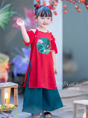 Áo dài lụa nhũ mềm mại cổ yếm dễ thương họa tiết hoa sen trăng rằm cho bé vui trung thu noel tếtt. Biến hình thành nàng tiên trong thiết kế áo dài mới nhất </br>
* chất liệu lụa ngọc trai nhũ cao cấp mềm mịn, quần lụa </br>
* Thiết kế cổ yếm đính ngọc, tone màu đỏ xanh nỗi bật </br>
* họa tiết hoa sen trăng rằm vừa cổ điển vừa hiện đại  </br>
Một siêu phẩm cho bé gái diện trung thu, Noel, tết, dự tiệc, lễ hội... </br>
Bảng size tham khảo </br>
Bảng size tham khảo </br>
1: 9-11kg </br>
2: 11-13kg </br>
3: 13-15kg </br>
4: 15-17kg </Br>
5: 17-19kg </br>
6: 19- 21kg </br>
7: 21-24kg </Br>
8: 24-27kg </Br>
9: 28-32kg </Br>
10: 32-36kg  </br>
Gia 250-270 tùy size