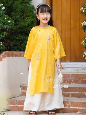 Áo dài lụa vân gấm thêu hoa nhí dễ thương mềm mát cho bé gái đi chơi diện tết. size 1-10 cho bé gái 10-35kg </br>
Chất liệu lụa mềm mại, mát mẻ, vân gấm ánh kim sáng đẹp, thêu hoa nhí dễ thương, cổ tròn viền tạo diểm nhấn mà vẫn thoái mái cho bé gái </br>
tết này bé thật dẹp thật xúng xính trong bộ áo dài mới ạ , sp chỉ gồm áo dài và quần lụa trắng, không có phụ kiện khác kèm </br>
Một thiết kế của nhà June </br>
Bảng size tham khảo </br>
1: 9-11kg </br>
2: 11-13kg </br>
3: 13-15kg </br>
4: 15-17kg </Br>
5: 17-19kg </br>
6: 19- 21kg </br>
7: 21-24kg </Br>
8: 24-27kg </Br>
9: 28-32kg </Br>
10: 32-36kg  </br>
Gia 250-270 tùy size