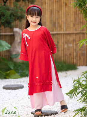 Áo dài lụa vân gấm phối nơ bèo dễ thương mềm mát cho bé gái đi chơi diện noel tết. size 1-10 cho bé gái 10-37kg </br>
Chất liệu lụa mềm mại, mát mẻ, vân gấm ánh kim sáng đẹp,  cổ tròn viền phối nơ tạo diểm nhấn mà vẫn thoái mái cho bé gái, tà áo viền bèo dễ thương </br>
tết này bé thật dẹp thật xúng xính trong bộ áo dài mới ạ , sp chỉ gồm áo dài và quần lụa trắng, không có phụ kiện khác kèm </br>
Một thiết kế của nhà June </br>
Bảng size tham khảo </br>
1: 9-11kg </br>
2: 11-13kg </br>
3: 13-15kg </br>
4: 15-17kg </Br>
5: 17-19kg </br>
6: 19- 21kg </br>
7: 21-24kg </Br>
8: 24-27kg </Br>
9: 28-32kg </Br>
10: 33-37kg  </br>
Gia 250-270 tùy size