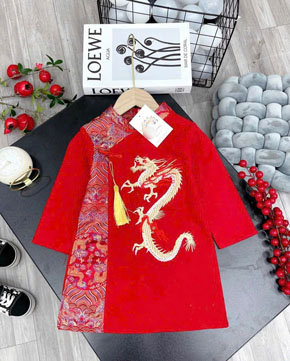 Áo dài bé trai họa tiết rồng vàng kèm khánh cho năm mới nhiều may mắn. size 1-7 cho bé từ 9-20kg </br>
Chất liệu vải nhung lì, thêu rồng vàng, phối vải gấm in chim phượng, kèm khánh, sau lưng dây kéo dễ mặc </br>
Áo dài rồng vàng cho năm mới  nhiều may mắn </br>
bảng size tham khảo </br>
1: 9-11kg </br>
2: 11-13kg </br>
3: 12-14kg </br>
4: 14-16kg </br>
5: 16-18kg </br>
6: 17-19kg </br>
7: 19-21kg </br>

