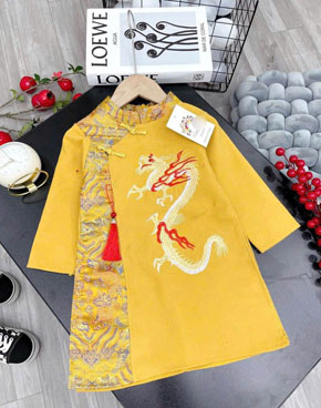 Áo dài bé trai họa tiết rồng vàng kèm khánh cho năm mới nhiều may mắn. size 1-7 cho bé từ 9-20kg </br>
Chất liệu vải nhung lì, thêu rồng vàng, phối vải gấm in chim phượng, kèm khánh, sau lưng dây kéo dễ mặc </br>
Áo dài rồng vàng cho năm mới  nhiều may mắn </br>
bảng size tham khảo </br>
1: 9-11kg </br>
2: 11-13kg </br>
3: 12-14kg </br>
4: 14-16kg </br>
5: 16-18kg </br>
6: 17-19kg </br>
7: 19-21kg </br>


