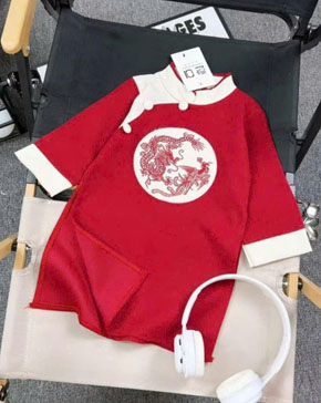 Áo dài bé trai họa tiết rồng đỏ cho bé trai diện noel tết. size 1-7 cho bé từ 9-20kg </br>
Chất liệu vải nhung lì, thêu rồng trắng,  kèm khánh, sau lưng dây kéo dễ mặc </br>
Áo dài rồng cho năm mới  nhiều may mắn </br>
bảng size tham khảo </br>
1: 9-11kg </br>
2: 11-13kg </br>
3: 12-14kg </br>
4: 14-16kg </br>
5: 16-18kg </br>
6: 17-19kg </br>
7: 19-21kg </br>

