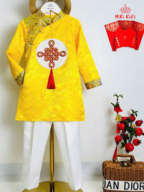 Bộ áo dài gấm vân rồng mềm mát sang chảnh kèm quần cho bé trai diện Noel lễ tết từ 12-45kg. size 2-14 tuong ung bé 12-45kg, form to thoải mái </br>
Chất liệu gấm vân rồng mềm mát, sang chảnh, cúc bọc xịn xò, kèm quần vải trắng đứng form cho bé trai diện noel lễ tết </br>
Bảng size tham khảo </br>
2: 11-13kg </br>
3: 13-15kg </br>
4: 15-17kg </br>
5: 17-19kg </br>
6: 19-21kg </br>
7: 21-23kg </br>
8: 23-26kg </br>
9: 26-29kg </br>
10: 30-33kg </br>
11: 34-37kg </br>
12: 37-40kg </br>
13: 40-43kg </br>
14: 43-46kg </br>
gia 290-320k 1 bộ

