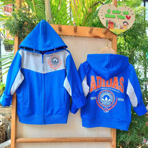 Áo khoác cotton da cá kiểu dáng thể thao cho bé trai 22-52kg. size 12-16 va 22-26 bé 22-52kg, vải thun cotton da cá co dãn 4 chiều, in và thêu chữ, kiểu dáng thể thao cho bé trai lớn, Việt Nam </Br>
bảng size tham khảo: </Br>
size 12; 22-25kg </Br>
size 13: 25-28kg </Br>
size 14: 28-31kg </Br>
size 15: 31-33kg </Br>
size 16: 33-36kg </Br>
size 22: 36-39kg </Br>
size 23: 39-42kg </Br>
size 24: 42-45kg </Br>
size 25: 45-48kg </Br>
size 26: 49-53kg </Br>
giá 160-190k tùy size