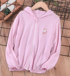 Áo khoác cotton sọc mềm mát in ngựa pony cho bé gái mặc xuân hè. size 120-150, tương ứng bé 18-40kg </Br>
Chất liệu vải thun cotton sọc gân, mềm mại, thoáng mát, thấm mồ hôi, thích hợp cho bé gái mac xuân hè </Br>
Họa tiết ngựa pony unicorn mà các bé yêu thích </Br>
bảng size tham khảo </Br>
120: 18-23kg </Br>
130: 23-26kg </Br>
140: 27-31kg </Br>
150: 32-39kg </Br>
