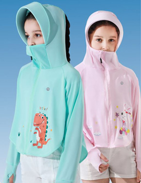 Áo khoác thông hơi chống nắng xỏ tay in họa  tiết pony thỏ hồng khủng long bé trai và gái. size M, L cho bé 3-9 tuổi </br>
Chất liệu vải thông hơi chống nắng, mềm mát, mặc nhẹ tênh, bé mặc là ghiền </br>
Thiết kế có mũ vành, dây kéo đến miệng thay cho khẩu trang, tay xỏ ngón bảo vệ bàn tay bé </br>
From rộng, lửng ngang lưng, thoải mái và mát mẻ cho xuân hè, bé mặc đi học, đi chơi, bảo vệ làn da bé </br>
Họa tiết pony unicorn, thỏ hồng, khủng long xanh cho cả bé trai và gái </br>
bảng size tham khảo </Br>
M: cho bé 2-5t, cao 90-110cm, 15-21kg </br>
L: cho bé 5-9t, cao 115-140cm, 22-35kg