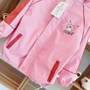 Áo khoác gió(dù) 2 lớp thêu Kuromi hồng cho bé gái. size 6-9 bé 20-40kg </br>
Chất vải gió(dù), hàng 2 lớp có lót lưới thoáng mát </br>
Kiểu dáng dài, 2 túi xẻ, hình in kuromi 2 mặt trước sau cho bé gái </br>
áo dễ mặc, cho bé mac quanh năm duoc </br>
bảng size tham khảo </br>
6: 20-23kg </br>
7: 24-27kg </br>
8: 28-32kg </br>
9: 33-37kg
