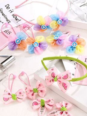 Bộ quà tặng băng đô kẹp tóc buộc tóc hoa sắc màu và nơ dưa hấu bé gái. bộ gồm 1 băng đô cài đầu, 2 buộc tóc, 2 kẹp tóc, họa tiết hoa nhiều màu và nơ dưa hấu dễ thương, thích hợp làm quà tặng cho bé gái