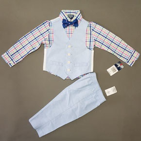 Bộ vest gile 4 món phong cách tây âu hàng xuất xịn. Set bộ Vest bé trai 4 món (áo sơ mi + ghi lê + cava hoac nơ tùy mẫu + quần tây) IZOD  , size 3/6m - 14t. Việt Nam xuất xịn.</Br>
* Hàng date mới 2019 </Br>
* Gía Web: $27.84 = 640.000VND, giá tag 42-65$, Giá shop 320.000 vnd 1 bộ </Br>
* Áo ghi - lê: chất vải mềm mại, mịn tay. Màu sắc rất sang.</Br>
* Áo sơ mi: chất vải kate mềm, mịn, cấu tạo sợi vải thoáng mát, cho bé thoải mái khi mặc.</Br>
       Đường may tinh xảo. Tông màu tươi sáng , phối họa tiết kẻ sọc caro nổi bật, rất Tây.</BR>
* Quần: chất vải sờ vào rất mướt tay. Lưng thun êm mềm, co giãn không gây cấn bụng bé.</Br>
* Bé diện nguyên set cực sang chảnh và manly ạ </BR>  bộ thích hợp cho bé thân hình chuẩn, thon, có chiều cao.
Lưu ý; với size đại dành cho các bé lớn, quần lưng bản dây kéo ( size 8,10,12,14) các size bé quần lưng thun.</Br>
* size 8: ngang lưng 31cm, dài quần 79cm </Br>
* size 10, ngang lưng 33-33,5cm, dài quần 83cm </Br>
* size 12, ngang lưng 35cm, dài quần 95cm </BR>
* size 2,3,4,5,6,7 quần lưng thun ngang eo từ 24-27cm dài quần 46-68cm