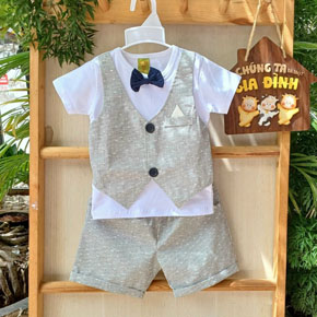 Bộ vest gile liền lịch lãm cho bé trai nhỏ diện noel và tết. size 1-8t, tương ứng bé 8-23kg, </Br>
Vải thun cotton 4 chiều co dãn phối kaki mềm, gile liền lịch lãm cho con trai nhỏ diện noel và tết </Br>
Bảng size tham khảo </Br>
1: 8-10kg </Br>
2: 9-11kg </Br>
3: 11-13kg </Br>
4: 13-15kg </Br>
5: 15-17kg </Br>
6: 17-19kg </Br>
7: 19-21kg </Br>
8: 21-24kg