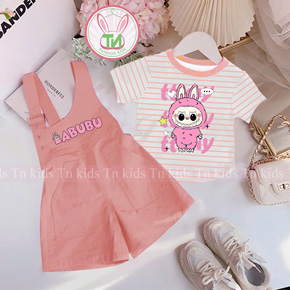 Bộ áo thun cotton sọc quần yếm kaki mềm lệch vai in labubu cho bé gái. size 3-16 cho bé gái 11-42kg </br>
Set gồm 1 áo thun cotton 4 chiều sọc mềm mại, co dãn, kết hợp quan yếm kaki mềm mỏng co dãn nhẹ, kiểu dáng yếm lệch vai phối túi, in họa tiết labubu capy bara đáng yêu cho bé gái </br>
Một set vừa cá tính vừa đáng yêu cho bé gái đi chơi, diện Noel tết </br>
bảng size tham khảo </br>
3: 11-13kg </br>
4: 13-15kg </br>
5: 15-17kg </br>
6: 17-19kg </br>
7: 19-21kg </br>
8: 21-24kg </br>
9: 23-27kg </br>
10: 27-30kg</br>
11: 30-33kg </br>
12:32-35kg </br>
13: 35-37kg </br>
14: 37-39kg </br>
15: 39-41kg </br>
16: 40-43kg </br>
gia 205-240k 1 bộ tùy size