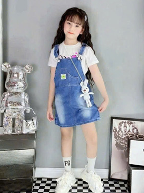 Bộ áo thun đầm yếm jean co dãn kèm túi thỏ đáng yêu cho bé gái diện Noel tết. size 9-14 cho bé gái 20-35kg </br>
set gồm 1 áo cotton trắng, 1 đầm yếm jean co dản, 1 túi deo hình thỏ thời trang </br>
Nguyên set cho bé gái đi chơi, đi du lich, dạo phố, diện noel tết </br>
Bảng size tham khảo </br>
9: 20-23kg</br>
10: 23-25kg </br>
11: 25-28kg </br>
12: 28-31kg </br>
13: 31-33kg </br>
14: 33-36kg