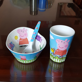 Bộ chén ăn, ly muỗng hoạt hình heo peppa pig cho bé. Chất liệu nhựa melamin cao cấp, , hình in heo peppa pig cho bé thích thú với bữa ăn, Hàng TQXK cao cấp, 100% y hình, an toàn cho bé, chén ăn lớn cho bé thoải mái đựng cơm, thức ăn, làm bữa ăn thêm sinh động và ngon miệng cho bé trai va gái </Br>
Đồ nhựa melamine an toàn và tính ứng dụng cao

Melamine là một chất giàu nitơ, được dùng rất nhiều trong công nghiệp, mà một trong những ứng dụng lớn của nó là để sản xuất bát đĩa, dụng cụ nấu ăn vì dễ tạo hình và trang trí bằng cách xử lý nhiệt. Ngoài ra, cấu trúc phân tử của đồ nhựa melamine rất bền vững, hầu như không thể "di cư" vào thức ăn đựng trong đó. Do vậy, Cục Quản lý Thực phẩm và Dược phẩm Hoa Kỳ (FDA) đã khẳng định sự an toàn của việc sử dụng nhựa melamine cho các vật dụng trên bàn ăn.
