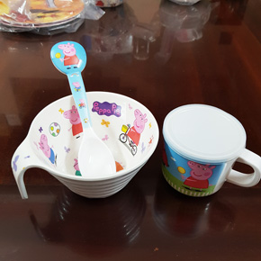 Bộ chén ăn, ly có nắp, muỗng hoạt hình heo peppa. Chất liệu nhựa melamin cao cấp, , hình in heo peppa cho bé thích thú với bữa ăn, Hàng TQXK cao cấp, 100% y hình, an toàn cho bé, chén ăn lớn cho bé thoải mái đựng cơm, thức ăn, làm bữa ăn thêm sinh động và ngon miệng cho bé gái
Đồ nhựa melamine an toàn và tính ứng dụng cao Melamine là một chất giàu nitơ, được dùng rất nhiều trong công nghiệp, mà một trong những ứng dụng lớn của nó là để sản xuất bát đĩa, dụng cụ nấu ăn vì dễ tạo hình và trang trí bằng cách xử lý nhiệt. Ngoài ra, cấu trúc phân tử của đồ nhựa melamine rất bền vững, hầu như không thể "di cư" vào thức ăn đựng trong đó. Do vậy, Cục Quản lý Thực phẩm và Dược phẩm Hoa Kỳ (FDA) đã khẳng định sự an toàn của việc sử dụng nhựa melamine cho các vật dụng trên bàn ăn.</Br> </Br>
bộ 1 chén 1 ly 1 dĩa 160k </Br>
ly lẻ 60, muỗng lẻ 25k

