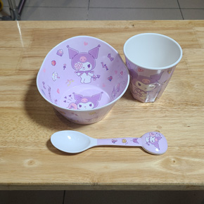 Bộ chén ăn ly và muổng hoạt hình Kuromi TÍM dễ thương cho bé gái. Chất liệu nhựa melamin cao cấp, , hình in heo peppa pig cho bé thích thú với bữa ăn, Hàng TQXK cao cấp, 100% y hình, an toàn cho bé, chén ăn lớn cho bé thoải mái đựng cơm, thức ăn, làm bữa ăn thêm sinh động và ngon miệng cho bé trai va gái </Br>
Đồ nhựa melamine an toàn và tính ứng dụng cao </BR>
Melamine là một chất giàu nitơ, được dùng rất nhiều trong công nghiệp, mà một trong những ứng dụng lớn của nó là để sản xuất bát đĩa, dụng cụ nấu ăn vì dễ tạo hình và trang trí bằng cách xử lý nhiệt. Ngoài ra, cấu trúc phân tử của đồ nhựa melamine rất bền vững, hầu như không thể "di cư" vào thức ăn đựng trong đó. Do vậy, Cục Quản lý Thực phẩm và Dược phẩm Hoa Kỳ (FDA) đã khẳng định sự an toàn của việc sử dụng nhựa melamine cho các vật dụng trên bàn ăn.</BR<
SET GỒM 1 TÔ, 1 LY, 1 MUỖNG NHU HÌNH
