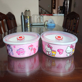 Hộp đựng cơm thực phẩm 2 ngăn chất liệu melanin có nắp pony và kitty xinh xắn và an toàn cho bé. Chất liệu hộp nhựa melanin , đặc điểm nhựa melanin chịu nóng, an toàn, không chịu va dập mạnh, hình in sắc nét không phai</br>
**Đồ nhựa melamine an toàn và tính ứng dụng cao Melamine là một chất giàu nitơ, được dùng rất nhiều trong công nghiệp, mà một trong những ứng dụng lớn của nó là để sản xuất bát đĩa, dụng cụ nấu ăn vì dễ tạo hình và trang trí bằng cách xử lý nhiệt. Ngoài ra, cấu trúc phân tử của đồ nhựa melamine rất bền vững, hầu như không thể "di cư" vào thức ăn đựng trong đó. Do vậy, Cục Quản lý Thực phẩm và Dược phẩm Hoa Kỳ (FDA) đã khẳng định sự an toàn của việc sử dụng nhựa melamine cho các vật dụng trên bàn ăn.</br>
**Nắp nhựa dẻo có van xả khí giúp hộp chắc chấn, không bung, bảo vệ an toàn cho thực phẩm, bên trên nắp  có in ngày giúp  các bạn đánh dấu được ngày đóng hộp, bảo dảm an toàn cho thực phẩm </br>
**Hộp 2 ngăn, đường kính 17cm* chiều cao 7cm , dung tích chứa 1l, dễ dàng và tiện lợi đựng cơm, dồ ăn thực phẩm cho bé </br>
**Thích hợp cho bé hoac người lớn đều sử dụng được