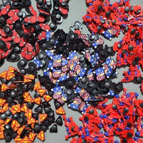 Combo 5 hình charm người nhện spiderman siêu nhân trang trí dép sục dép lổ. set gồm 5 charm nhỏ hình spiderman, siêu nhân, đội trưởng mỹ Captain american c, dùng gắn trang trí dép lỗ, dép sục, cho bé trai, </BR>
Phù hợp với mọi loại dép </BR>
1 cái lẻ 5k, combo 5 cái 20k