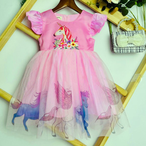 Đầm phi mờ in 3d chân voan ngựa pony uincorn dễ thương cho bé dự tiệc. size 2-13t, bé 10-36kg </Br>
* Thân đầm vải phi in 3d chú ngựa unicorn 1 sừng mà bé yêu thích, đầm lót kate thoáng mát, an toàn, không ngứa, thấm hút mồ hôi cho bé </Br>
* tùng 3 lớp,lớp  voan lưới in chú ngựa bay sinh động dễ thương </Br>
* tay cánh tiên điệu đà, màu hồng phấn ngọt ngào, có dây cột nhẹ phía sau đầm </Br>
* Một chiếc đầm voan công chúa dạ hội đầy đủ các tính chất: đẹp, sang chảnh, hình hoạt hình, thoáng mát... không thể thiếu trong tủ đồ bé gái </Br>
* sản xuất tại Việt nam </Br>
size tham khảo: from đầm ngắn trên gối ạ </Br>
2: 10-12kg </Br>
3: 12-14kg </Br>
4: 14-16kg  </Br>
5: 16-18kg  </Br>
6: 18-20kg  </Br>
7: 20-23kg  </Br>
8: 23-25kg  </Br>
9: 25-28kg  </Br>
10: 28-31kg  </Br>
11: 31-33kg  </Br>
12: 33-35kg  </Br>
13: 35-37kg
Gia 235-255