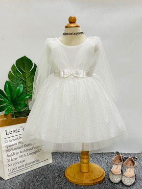 Đầm voan vắt vai  công chúa màu trắng tinh cho bé gái dự tiệc đi chơi đi múa. size 3-10 tương ứng bé gái 12-36kg, </Br>
thân trên được may phi mờ xếp lưới đan chéo tỉ mỉ,kết cườm,lưới vắt vai cho thiên thần nhỏ nhà bạn xinh như nàng công chúa. Tùng dưới may 3 lớp,phía trong lớp kate,lớp phi, bên ngoài phủ 2 lớp lưới kim tuyến sang trọng tạo độ xoè rộng,có dây cột sau. <Br>
bảng size tham khảo </Br>
3: 11-14kg </Br>
4: 13-16kg </Br>
5: 15-18kg </Br>
6: 18-20kg </Br>
7: 21-23kg </Br>
8: 24-27kg </Br>
9: 27-30kg </Br>
10: : 31-35kg
