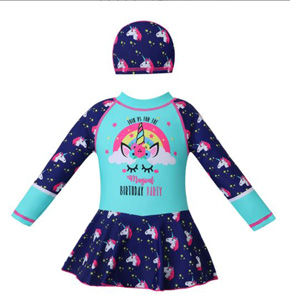 Đồ bơi liền váy tay dài chống nắng ngựa pony unicorm kèm nón bé gái. size 130,140,150  thun polyester chuyên dụng cho đồ bơi, mềm mại, mịn mát, co dãn tốt, không thấm nước, chống nắng UPF 50+, màu xanh và hồng in 3d sắc nét họa tiết ngựa pony kỳ lân Unicorn mà các bé yêu thích </Br>
, hàng nhập quảng châu loại 100% như hình, bộ gốm 1 áo  bơi tay dài và nón bơi cùng màu </Br>
* Đồ bơi dài liền có dây kéo sau lưng cho bé dễ mặc
