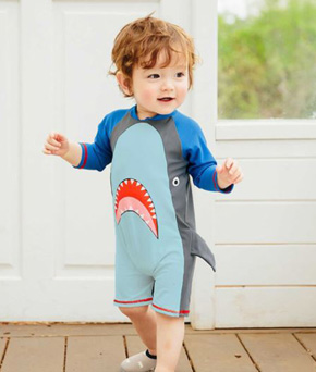 Đồ bơi liền thân tay dài cá mập có vây ngộ nghỉnh cho con trai. size S-, M, L bé 9-15kg </Br>
*  vải thun polyester co dãn tốt, không thấm nước , hàng chuyên dụng đồ bơi , dày vừa phải chống nắng, mềm mại mướt tay </Br>
* set gồm 1 bộ đồ liền bơi liền thân tay dài quần lửng ,  </Br>
* Mẫu thiết kế  in cá mập baby shark sinh động, ngộ nghĩnh,  màu xanh biển phối xám mát rượi, nổi bật,  không chỉ là 1 bộ đồ đi bơi mà còn là thời trang cho bé đi biển, chụp hình  selfi, những khoảng khắc đáng yêu và nụ cười của bé </Br>
* hàng quảng châu cao cấp, may kỹ, lót cẩn thận, an toàn cho con trai 100% như hình