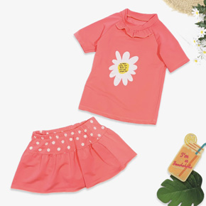 Bộ đồ bơi áo và váy hoa cúc cho bé gái đi biển đi bơi. size 3-12t, bé 12-35kg, vải thun polyester co dãn, không thấm nước, mềm mại, hình in hoa cúc bi dễ thương cho bé gái đi biển đi bơi, bộ gồm 1 áo bơi và 1 váy bơi co quần đùi , sản xuất tại Việt Nam </Br>
Bộ bơi màu hồng cam neon tươi sáng, làm tôn làn da trắng của bé
