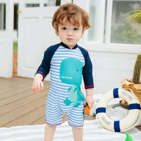Đồ bơi liền thân tay dài khủng long sọc có vây ngộ nghỉnh cho con trai. size S-, M, L bé 9-15kg </Br>
*  vải thun polyester co dãn tốt, không thấm nước , hàng chuyên dụng đồ bơi , dày vừa phải chống nắng, mềm mại mướt tay </Br>
* set gồm 1 bộ đồ liền bơi liền thân tay dài quần lửng ,  </Br>
* Mẫu thiết kế  in khủng long có vây sinh động, ngộ nghĩnh,  màu xanh biển sọc phối xanh đen mát rượi, nổi bật,  không chỉ là 1 bộ đồ đi bơi mà còn là thời trang cho bé đi biển, chụp hình  selfi, những khoảng khắc đáng yêu và nụ cười của bé </Br>
* hàng quảng châu cao cấp, may kỹ, lót cẩn thận, an toàn cho con trai 100% như hình
