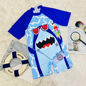 Bộ đồ bơi liền thân in họa tiết cá mập baby shark cho bé trai đi biển đi bơi. size 1,3,5,7,9 tương ứng bé 9-27kg </Br>
* chất liệu thun polyester dày dặn, co dãn, không thấm nước, chuyên dụng cho đồ bơi </Br>
*  Hình in 3d sắc nét họa tiết pony, elsa , khủng long, cá mập,,, mà các bé yên thích </Br>
* hàng may cẩn thận, có lót đáy,</Br>
* sản xuất tại Việt Nam , an toàn cho làn da  bé </Br>
* thích hợp đi biển đi bơi, tiện lợi , mau khô, chống nắng và giữ ấm cho bé </Br>
Bảng size tham khảo :</Br>
1: 9-12kg </Br>
3: 12-15kg</Br>
5: 15-19kg </Br>
7: 20-24kg </Br>
9: 24-27kg </Br>