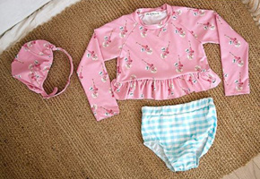 Bộ đồ bơi bikini 3 mảnh in hoa hồng tay dài che nắng cho con gái nhỏ 7-14kg. size S,M. L. XL tương ứng bé 7-14kg </Br>
*  vải thun polyester co dãn  không thấm nước , hàng chuyên dụng đồ bơi ,  </Br>
* set gồm 1 áo bơi tay dài in hoa và 1 quần bơi , 1 nón bơi thời trang </Br>
* Mẫu thiết kế  in bikini 2 mảnh in hoa hồng nhẹ nhàng dễ thương, không chỉ là 1 bộ đồ đi bơi mà còn là thời trang cho bé đi biển, chụp hình  selfi, những khoảng khắc đáng yêu và nụ cười của bé </Br>
* hàng quảng châu an toàn cho con gái 100% như hình </Br>
bảng size tham khảo: </Br>
S: 7-9kg </Br>
M: 9-11kg </Br>
L: 11-13kg </Br>
XL; 13-15kg
