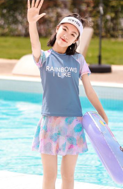 Bộ đồ bơi áo và váy cầu vồng mùa hè cho bé gái tuổi teen 30-50kg. size 3xl, 4xl 5xl  6xl tương ứng 27 dến 50kg </Br>
* chất liệu thun đồ bơi cao cấp, co dãn tốt, mềm mại, mướt tay, chống nắng  </Br>
* kiểu dáng thể thao, phong cách đơn giản mà ngọt ngào, năng động cá tính cho bé gái tuổi teen </Br>
* hàng may kỹ, sie 5XL va 6XL có đệm ngưc, quần váy 2 lớp kín đáo, màu xanh mát mẻ đậm phong cách tuổi teen </Br>
* hàng quảng châu cao cấp, 100% như hình chụp , đi biển đi bơi đi đâu cũng tiện lợi </Br>
Bảng size tham khảo :</Br>
3XL: 27-32kg </Br>
4XL: 33-38kg </Br>
5xl:  39-45kg </Br>
6XL: 45-50kg </Br>
From chuẩn tùy chiều cao, lưng váy mềm rộng rãi </Br>
Gia 270- 290k tùy size
