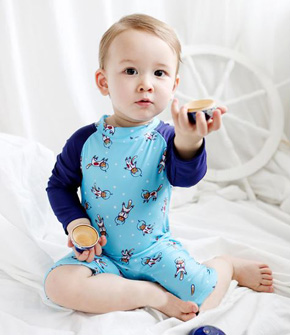 Bộ đồ bơi liền thân tay dài quần lửng in họa tiết thú cưng cho bé trai. size 4,6  ương ứng bé 10-15kg </Br>
Vải thun polyetser co dãn tốt, dày dặn, chống thấm nước, tay dài che nắng  </Br>
Kiểu dáng đơn giản, họa tiết dể thương, màu xanh tươi mát cho bé trai đi biển đi bơi, </Br>
Bảng size tham khảo </Br>
4: 10-13kg </Br>
6: 13-16kg </Br>

