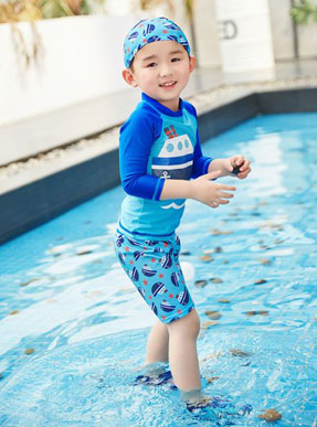 Bộ đồ bơi tay dài chống nắng kèm nón in tàu thuyền cho bé trai đi biển đi bơi. size 10,12,14 tương ứng bé 20-30kg </Br>
Chất liệu thun polyester chuyên dụng đồ bơi,co dãn tốt,   áo tay dài chống nắng, chống thấm nước cho bé đỡ lanh, quần lửng có dây rút tiện lợi, kèm nón màu xanh cùng màu</Br>
* Màu xanh biển tươi sáng phối tay ráp lăng,  kiểu dáng thể thao, in tàu thuyền cho bé  đi biển đi bơi,</Br>
Bảng size tham khảo </BR>
10: 20-24kg </Br>
12: 24-28kg </BR>
14 : 27-31kg
 