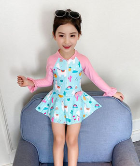 Bộ đồ bơi tay dài  chống nắng kèm quan họa tiết đáng yêu cho bé gái. size  3XL, 4XL, 5XL tương ứng 22-36kg </Br>
Chất liệu thun polyester chuyên dụng đồ bơi,co dãn tốt,  dày dặn, tay dài chống nắng, chống thấm nước cho bé</Br>
* Màu xanh tay hồng kiểu dáng ngọt ngào nữ tính,  cho bé  đi biển đi bơi, đi lặn biển </Br>
Set gồm 1 váy bơi và 1 quần bơi rời như hình chụp, tiện lợi cho bé
Bảng size tham khảo </BR>
2XL: 20-24kg </Br>
3XL: 23-27kg </BR>
4XL 28-34kg </Br>
5X: 33-37kg 